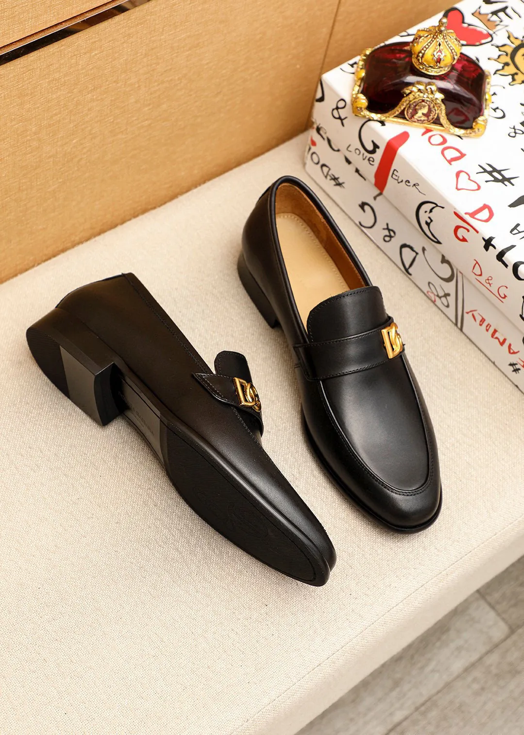 Men's clothing and shoes 💰460 💐DG top quality🔍🔍Men's new leather shoes🚹Sold simultaneously at counters⚠The uppers are imported open-edge beaded cowhide leather uppers from Italy, fully imported cowhide leather lining + classic hardware buckles, completely 1⃣️to 1⃣️reproduction🇮🇹💪💪, ⚠ Sole: The original sole is specially provided by the original factory. The exclusive movable molded sole is super comfortable. ⚠The original factory follows the order, 🔍🔍high quality, you can enter and exit the counter at will, welcome to compare⚠Size: 38-44 (45.46🉑️Customized)